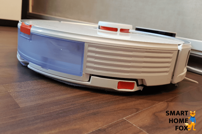 The wet mop of Roborock S7 stays in the raised position at the docking station